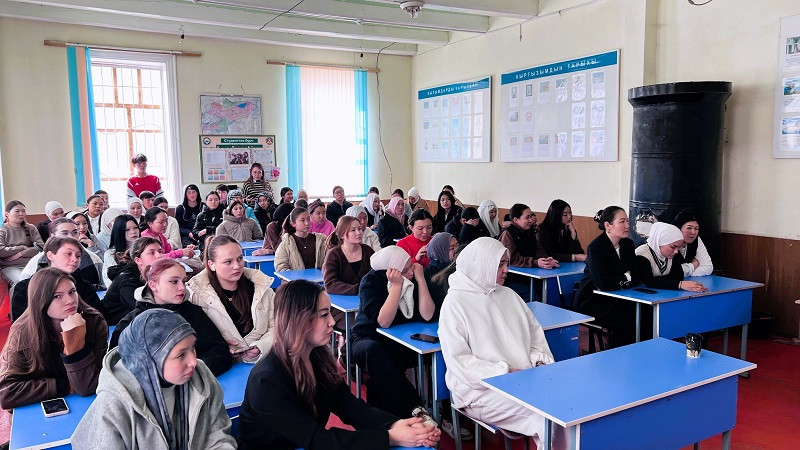 Каракол педагогикалык колледжинин студенттери үчүн финансылык сабаттуулук боюнча лекция