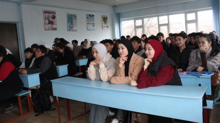 Ош шаарындагы колледжинин студенттерине көчмө лекция